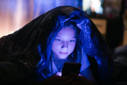 La manera en que usamos los ojos cuando miramos la pantalla durante largos periodos, sobre todo cerca de nuestro rostro, puede causar molestias, explican los especialistas