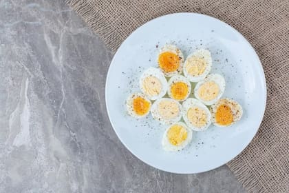 La maneras más eficaz de impedir la transmisión de la bacteria es cocinar los huevos hasta que la yema y la clara estén firmes