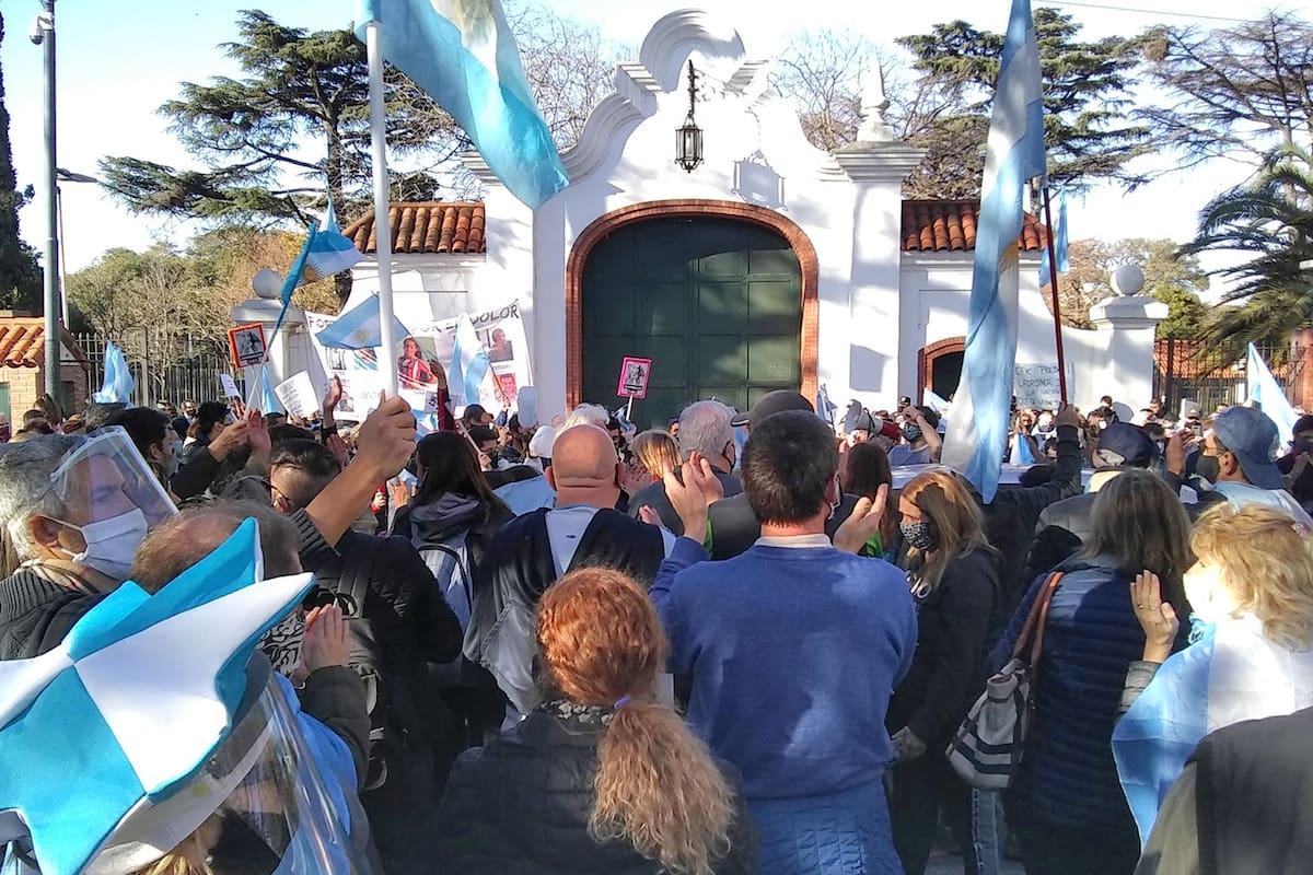 La manifestación comenzó minutos antes de las 16 frente a la quinta presidencial de Olivos