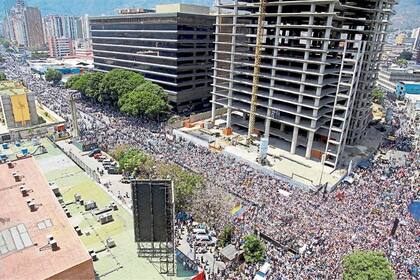 La manifestación de ayer contra el gobierno colmó una céntrica avenida de Caracas