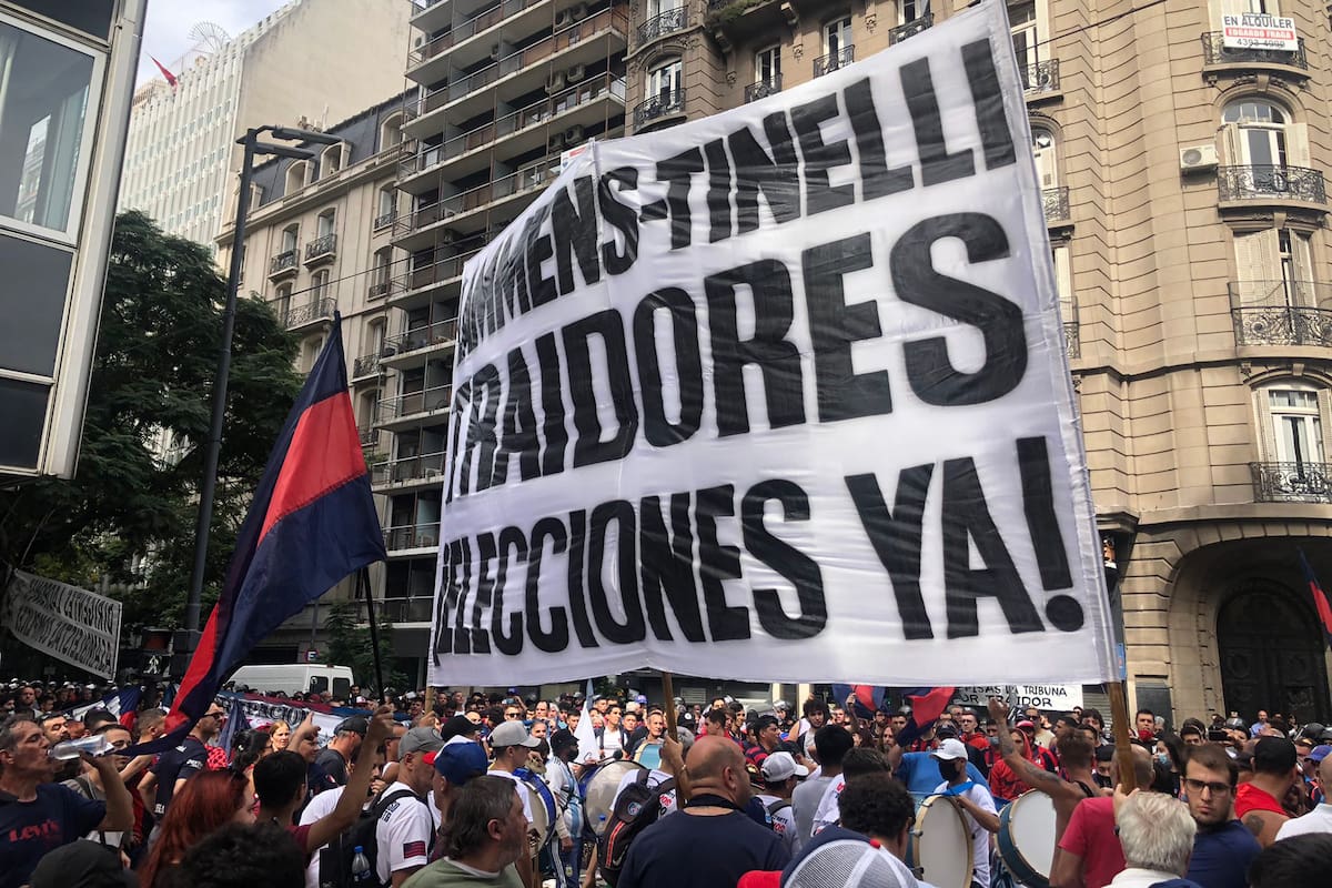 La manifestación de hinchas de San Lorenzo al Ministerio de Turismo y Deportes, que preside Matías Lammens, exhibió mucho enojo; según los organizadores hubo 4000 personas; según el club, solo 400