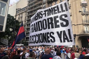 La manifestación de hinchas de San Lorenzo al Ministerio de Turismo y Deportes, que preside Matías Lammens, exhibió mucho enojo; según los organizadores hubo 4000 personas; según el club, solo 400