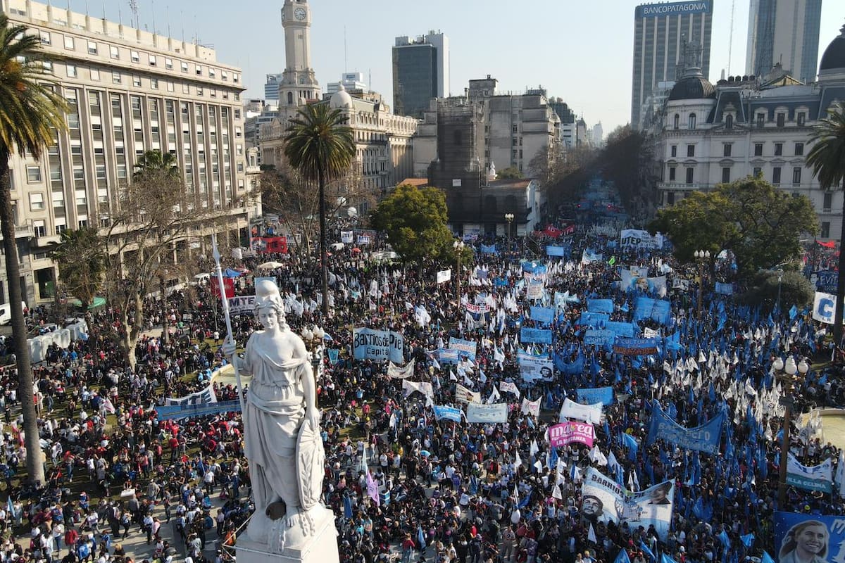 La manifestación de las organizaciones sociales oficialistas, que confluyó esta tarde en la Plaza de Mayo.