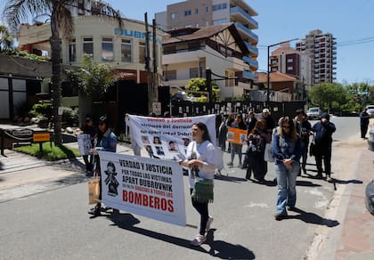 La manifestación de los familiares de los fallecidos en el derrumbe