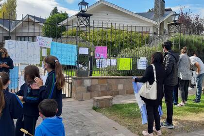 La manifestación en reclamo de la la vuelta a clases presenciales en la residencia oficial de la gobernación, en El Calafate