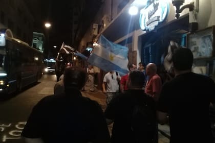 La manifestación frente al bar "Lo de Néstor", en San Telmo