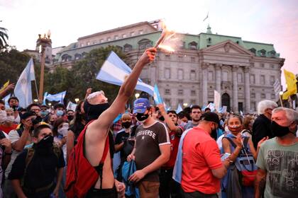 La manifestación por el 27F continuó al caer la tarde frente a la Casa Rosada