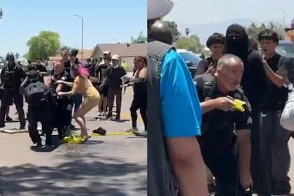 La manifestación por una supuesta redada del ICE terminó con un altercado con la policía de Phoenix (captura de video)