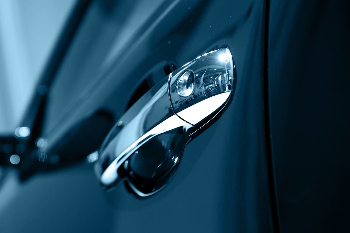 La manija de la puerta del auto tiene muchas utilidades además de las obvias conocidas