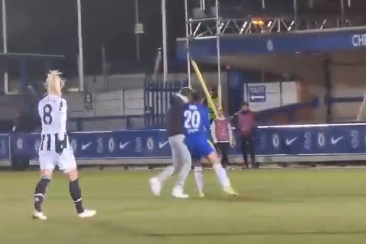 La maniobra de la futbolista del Chelsea fue aplaudida por la tribuna