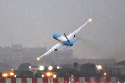 La maniobra de la polémica en Aeroparque del nuevo avión presidencial ARG01, el jueves 25 de mayo