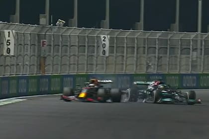 La maniobra polémica en Jeddah: Max Verstappen desacelera y Lewis Hamilton lo impacta levemente por detrás; los comisarios deportivos finalmente castigaron con una penalización de 10 segundos al piloto neerlandés de Red Bull Racing