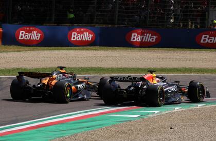 La maniobra que definió la carrera en el primer giro: Max Verstappen (Red Bull Racing) sale de la variante Tamburello por delante de Oscar Piastri (McLaren)