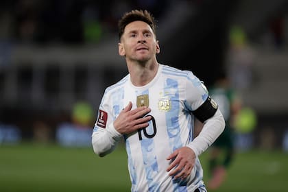 La mano acaricia un parche muy especial sobre el pecho de Messi, el que recuerda el reciente título de la Argentina en la Copa América de Brasil