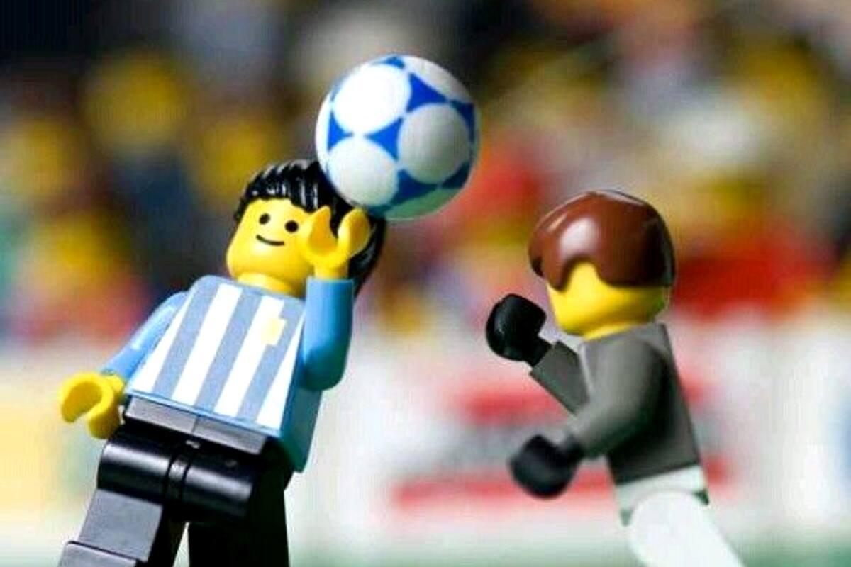 La Mano de Dios, recreada en ladrillitos.