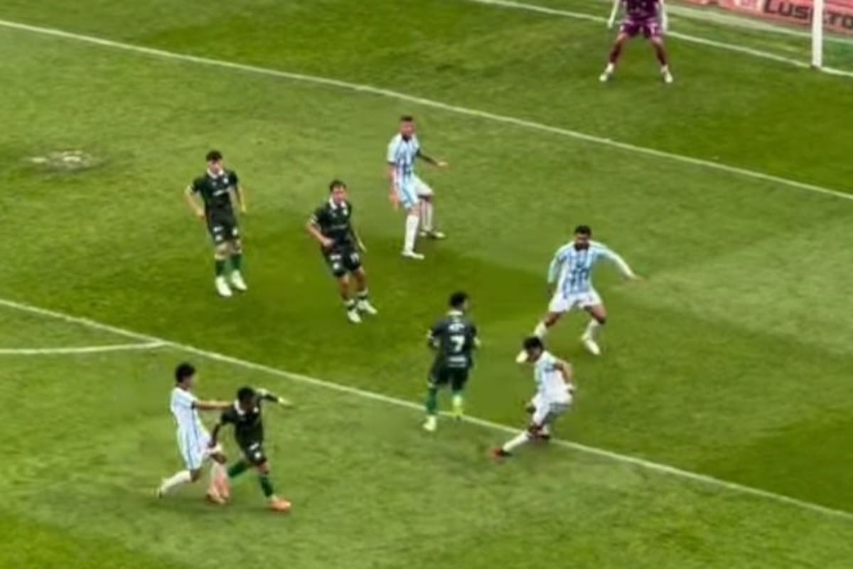 La mano de Jonathan Bay, de Racing de Córdoba, fue afuera del área; el árbitro Amiconi cobró penal para Ferro