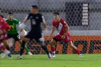 La mano de Obredor que reclamó todo Deportivo Maipú, en el final del partido que ganó Deportivo Riestra