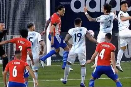 La pelota dará entre el brazo derecho y el torso de Nicolás Otamendi; el referí no cobró y ni siquiera consultó con el VAR.