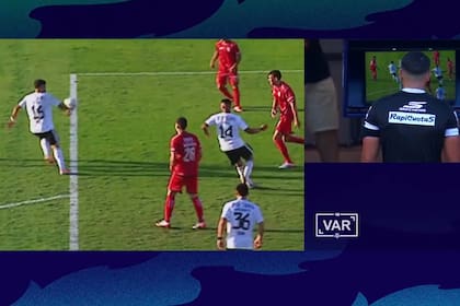 La mano de Samsotre que Amiconi sancionó con penal para Barracas en tiempo de descuento