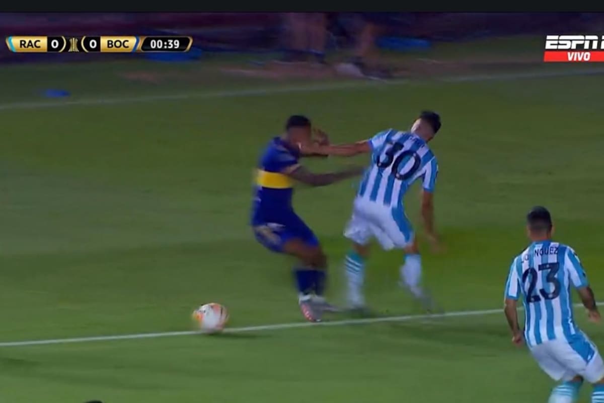 La mano de Sigali toca el rostro de Villa, ¿fue adenro del área?