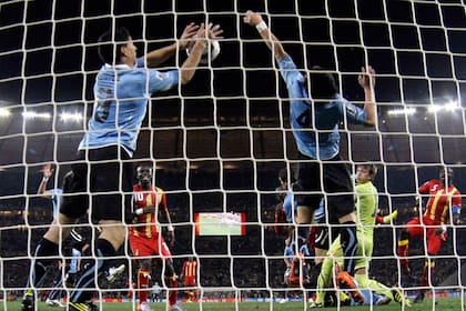 La mano de Suárez en Sudáfrica 2010 no sería penal, sería gol para Ghana