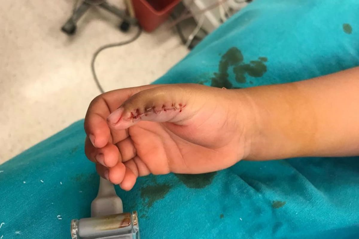 La mano derecha es Diano, de tres años