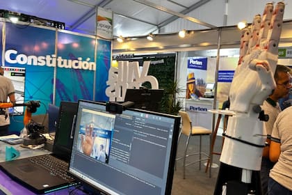 La mano está hecha con una impresora 3D