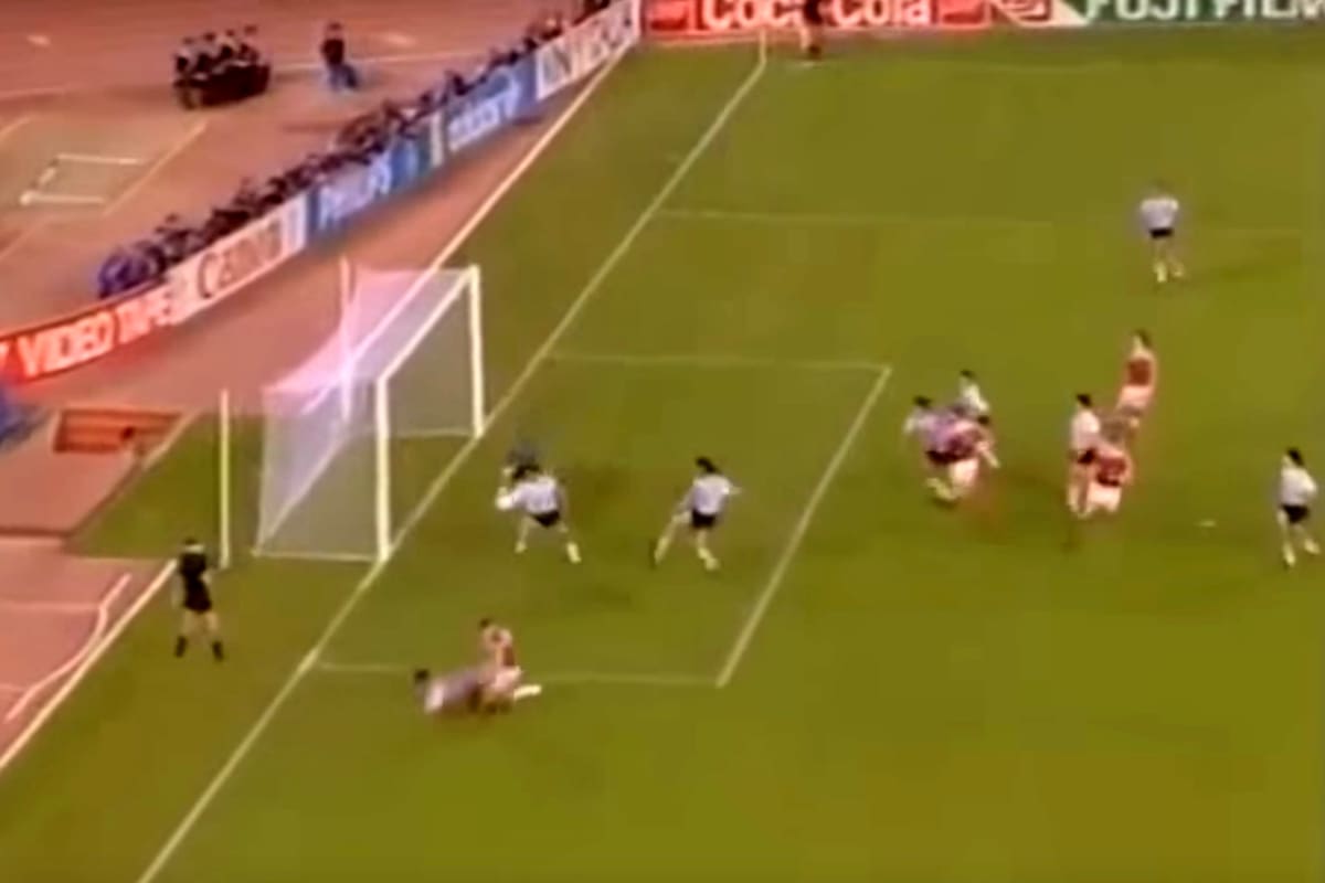 La mano evidente de Maradona en un tiro de esquina, con el partido aún 0-0