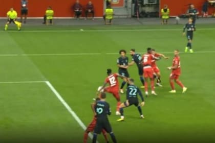 La mano no cobrada en Bayer Leverkusen-Atlético Madrid que enojó a Simeone