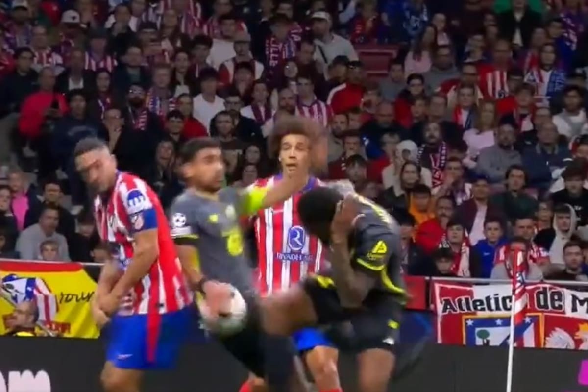 La mano previa de Benjamin Andre, de Lille, antes del cobro del penal en contra de Atlético de Madrid