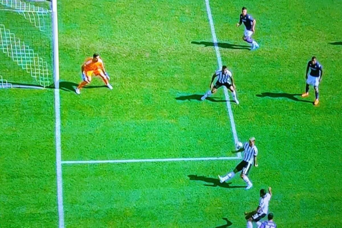 La mano que cometió Leandro Paredes en su debut en Juventus, que derivó en un penal