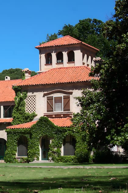 La mansión, al pie del Cordón del Plata, está rodeada por viñedos y la bodega