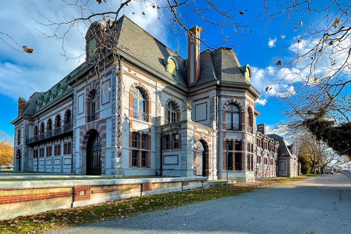 La mansión Belcourt of Newport es conocida por sucesos paranormales presenciados por antiguos propietarios y empleados (Archivo)