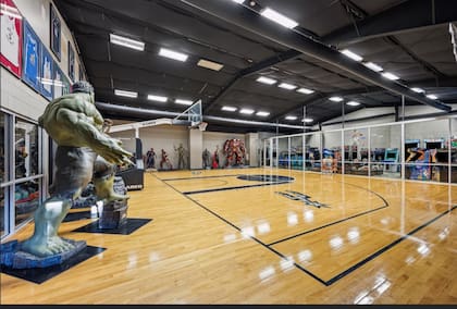 La mansión cuenta con su propia cancha privada y área de juegos (Web/9 Rue Parker)