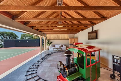 La mansión cuenta con un área de juegos infantil y cancha de tenis (thegambinogroup.com)