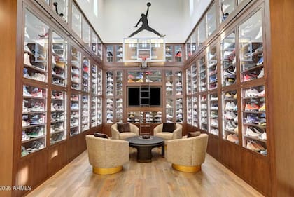 La mansión de Arizona incluye lo que se denominó “la sala Jordan”, una exposición de calidad museística con 290 zapatillas exclusivas de Michael Jordan (https://www.zillow.com/)