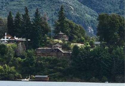 La mansión de Chávez con muelle en el lago Moreno