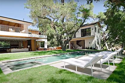 La mansión de Encino, en California, que Joe Jonas y Sophie Turner venden en16.75 millones de dólares