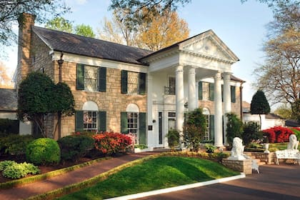 La mansión de Graceland por fuera, en Memphis, Estados Unidos, la que fue residencia de Elvis Presley