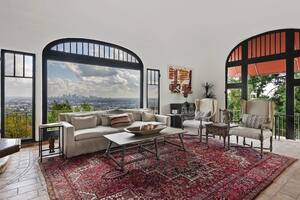 La mansión de Hollywood desde donde Marlon Brando mostró su Oscar en 1955 acaba de ser puesta a la venta (Compass)