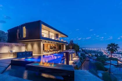 La mansión de Hollywood Hills ofrece vistas panorámicas a la ciudad de Los Ángeles