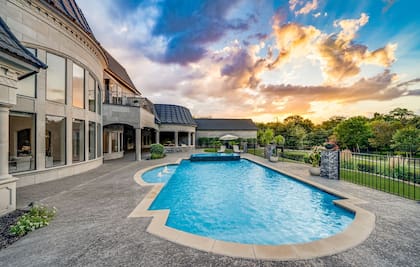 La mansión de James Prince tiene una piscina con baño privado climatizado (theagencyrockwall)