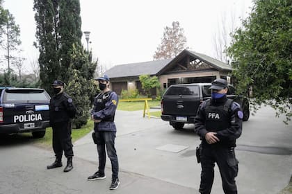 La mansión de Mario Segovia fue allanada por efectivos de la Policía Federal, que investiga el supuesto tráfico de armas