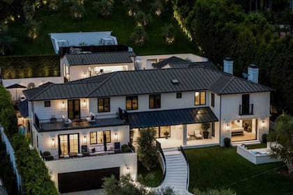La mansión de Rihanna está ubicada en Beverly Hills y ella la compró a fines del año pasado por 13,8 millones de dólares