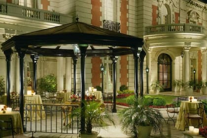 La mansión, donde se suelen alojar los músicos y bandas más prestigiosas, tiene entrada exclusiva por la calle y por el interior del hotel
