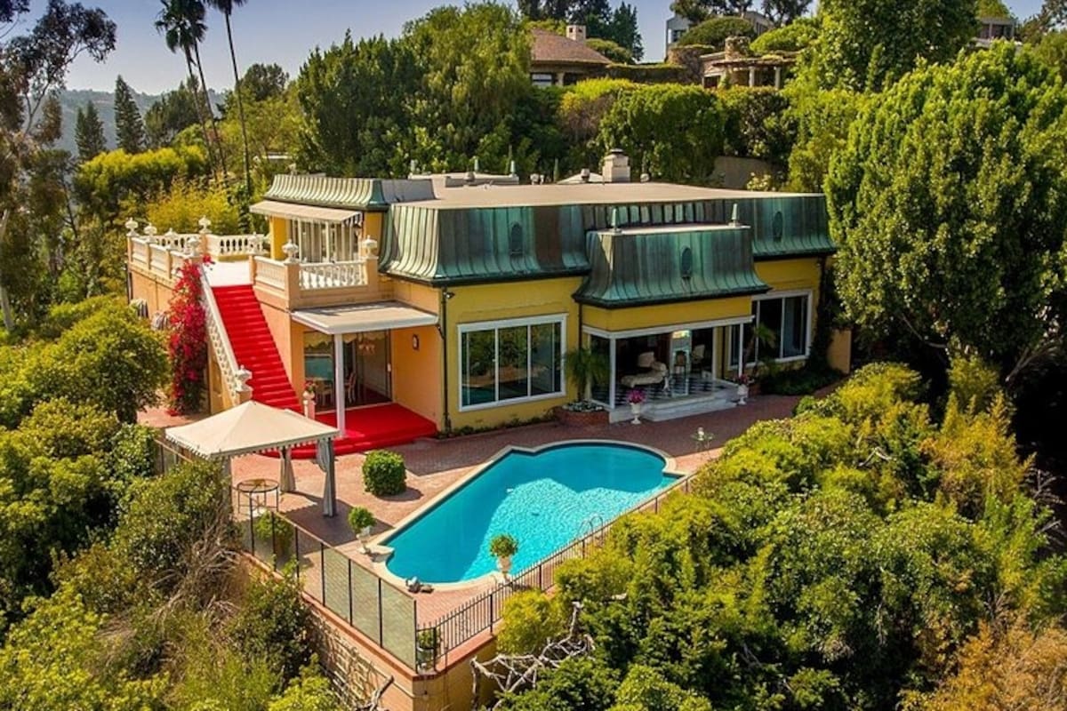 La mansión en Bel-Air que perteneció a Zsa Zsa Gabor es amarilla con escaleras rojas y se vendió en siete días
