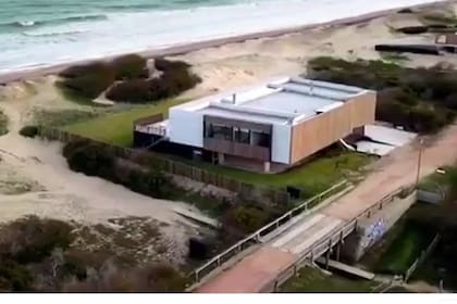 La mansión está sobre la primera línea de la playa