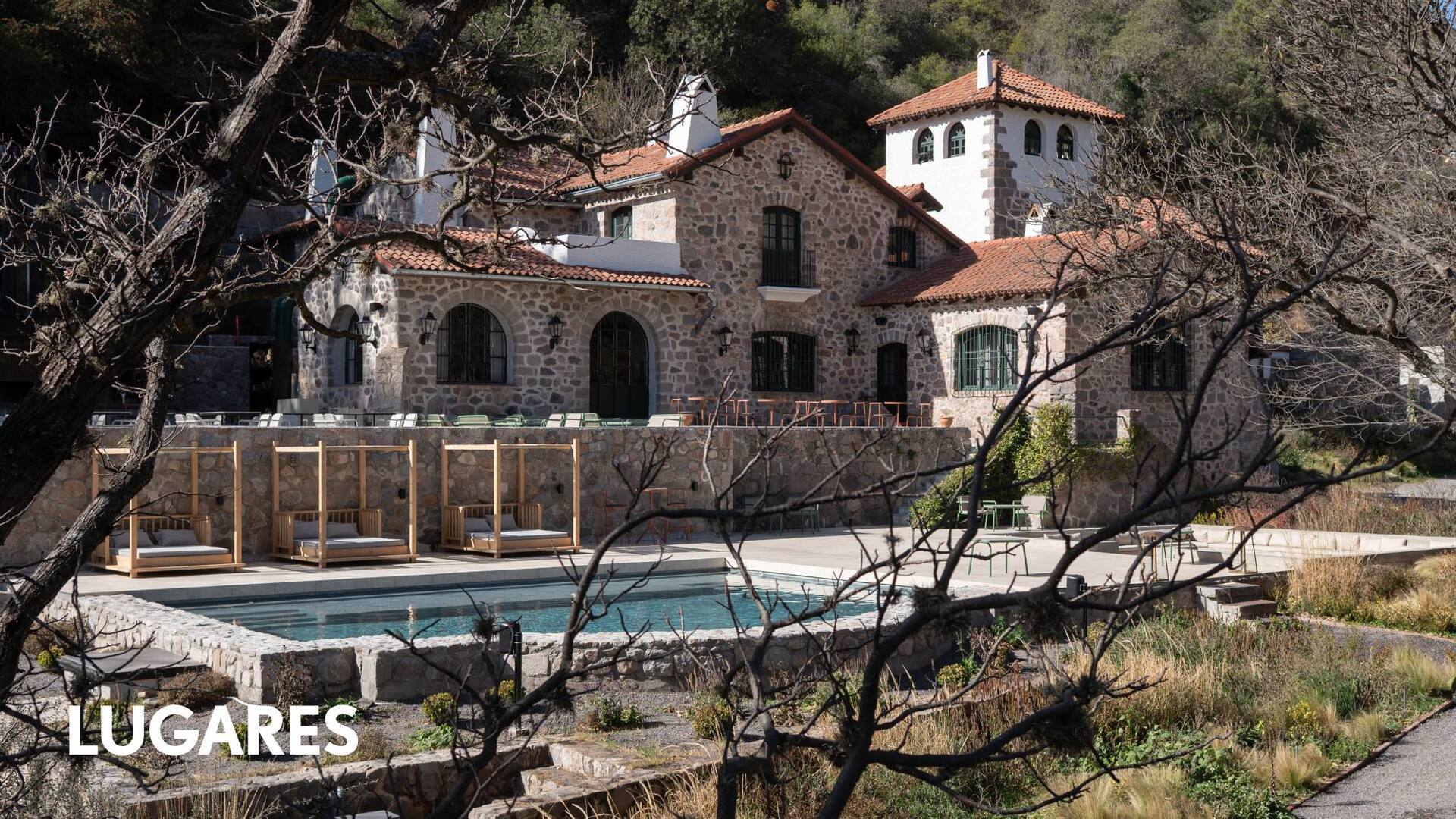La mansión fue concebida en estilo hispano-andaluz por el arquitecto francés León Dourge, el mismo que diseñó el palacio Duhau