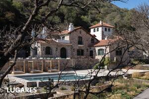 La mansión fue concebida en estilo hispano-andaluz por el arquitecto francés León Dourge, el mismo que diseñó el palacio Duhau