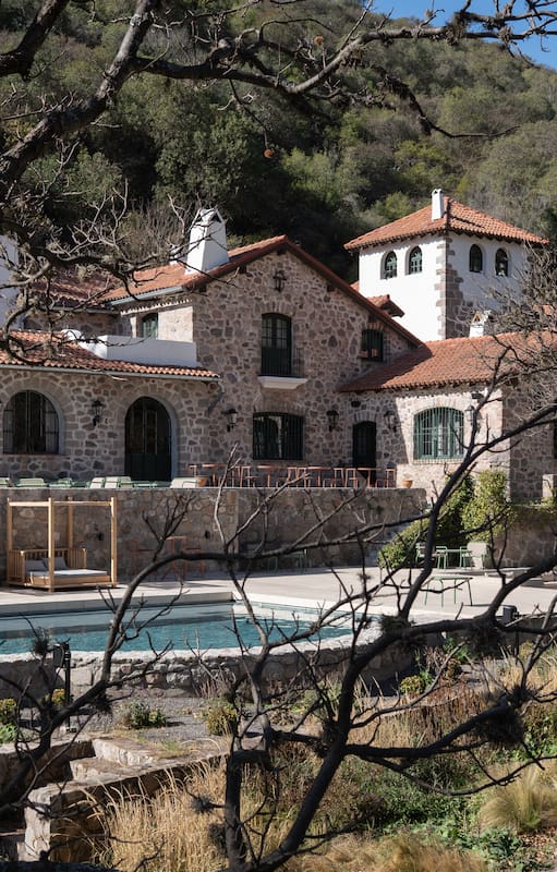 La mansión fue concebida en estilo hispano-andaluz por el arquitecto francés León Dourge, el mismo que diseñó el palacio Duhau